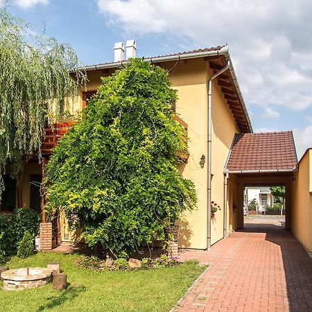 Aqua Apartman Gyula Bagian luar foto