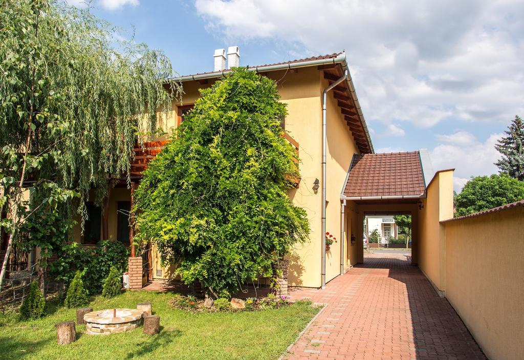 Aqua Apartman Gyula Bagian luar foto
